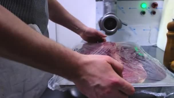 Empleado lleva bandeja con pedazo de carne de res en la cocina — Vídeo de stock