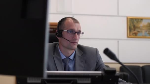 Guardia de seguridad con gafas y auriculares en la oficina de control — Vídeo de stock