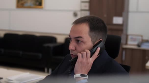 Biznesmen rozmawia przez telefon przy stole w sali konferencyjnej — Wideo stockowe