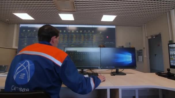 L'homme travaille sur ordinateur dans le bureau de contrôle de l'usine de production — Video