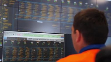 Operatör, kontrol ofisindeki bilgisayar monitöründeki verileri analiz eder