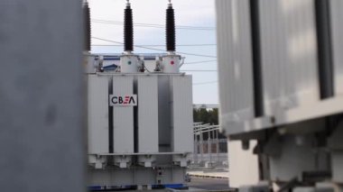 Elektrik santralindeki trafonun üzerinde şirket logosu var.