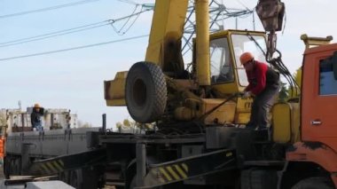 Adam inşaat alanındaki kazı alanındaki kabloları çekiyor.