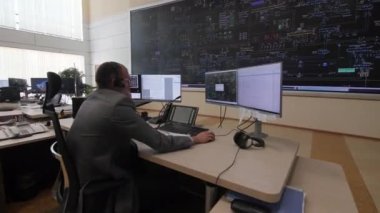 İş yerindeki kontrol odasında kulaklıkla mühendislik yapma önergesi