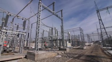 Trafo istasyonundaki destek üzerinde iletim hatları olan izolatörler