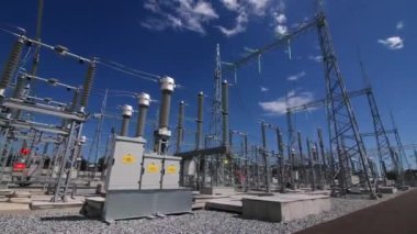 İstasyonda iletim hatları olan destek ve izolatörler
