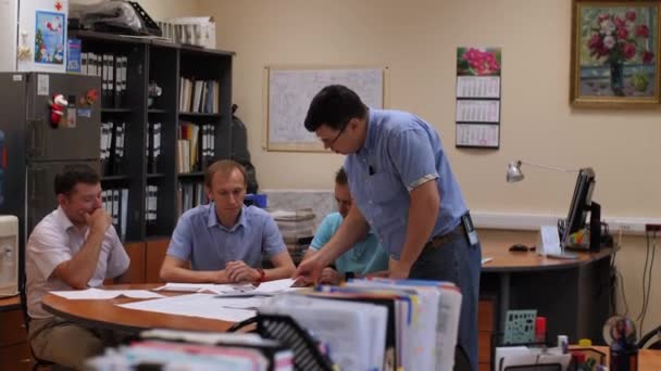 Ingenieros positivos trabajan junto con dibujos en la oficina — Vídeos de Stock