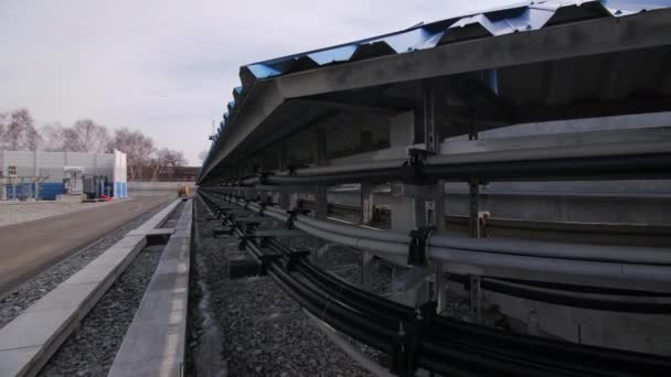 Motion construction passée avec câbles fixes sous le toit bleu — Video