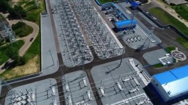Destekleri ve elektrik hatları olan yeni dağıtım alt istasyonu