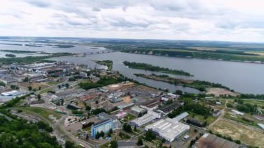 Nehir kıyısında atölyeleri ve depoları olan sanayi kompleksi