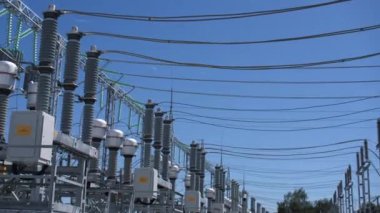 Karakolda yalıtımlı ve kablolu transformatörler.