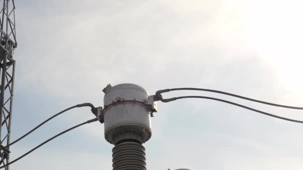 Isolateur céramique avec câbles connectés à la sous-station — Video