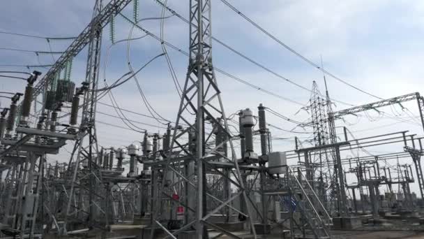 Linhas de transmissão de energia em suportes na estação elétrica — Vídeo de Stock
