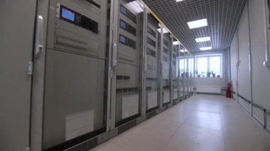 Alt istasyondaki santralli kapalı dolapların geçişi