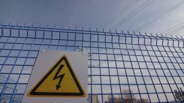 Elektrik santralinde yüksek voltaj uyarısı.