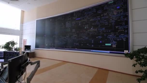 Движение к огромному экрану с данными на стене в офисе управления — стоковое видео