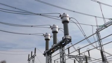 Dağıtım istasyonunda kabloları birbirine bağlayan izolatörler