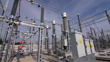 Elektrik dağıtım istasyonunun tersanesi boyunca hareket
