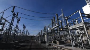 Elektrik santralindeki şalterler arasında kameralar dönüyor