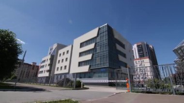 Modern ofis binalarının yakınındaki avludan bahçeye yükselen kol bariyeri