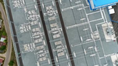 Elektrik santralinin güçlü ekipmanlarıyla santral.