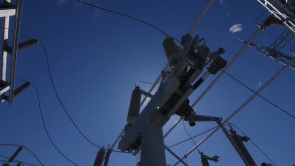 Isolatoren met kabels op ondersteuning bij elektriciteitscentrale — Stockvideo