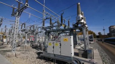 Elektrik santralindeki ekipman yakınındaki kontrol dolapları