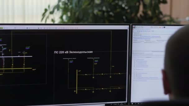 Betreiber steuert Ausrüstung von Umspannwerk an großen Monitoren — Stockvideo