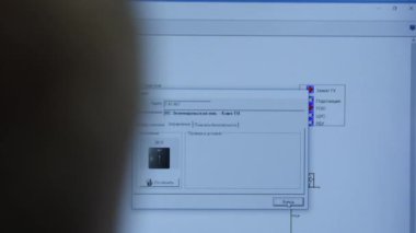 Çalışan, altistasyonun ekipmanlarını programla kontrol eder