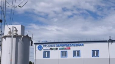 Elektrik dağıtım istasyonunda şirket adı olan bir ofis