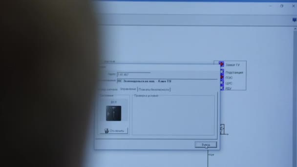 Pracownik kontroluje sprzęt podstacji z programem — Wideo stockowe