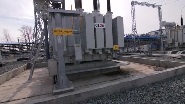 Power transformator met bedrijfslogo bij elektriciteitscentrale — Stockvideo