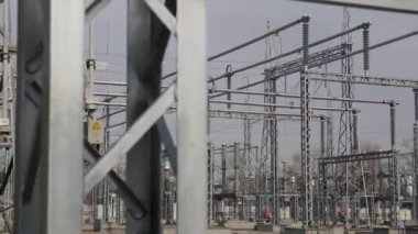 Elektrik üretim ekipmanlarıyla birlikte santral boyunca hareket