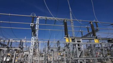 Elektrik santralindeki cam yalıtıcıları ve otobüs borularını geç