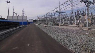 Otoyol borularına sahip yalıtıcılar elektrik santralinde yol ve bina