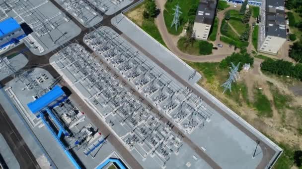 Subestação de distribuição elétrica na vista aérea ensolarada do dia — Vídeo de Stock