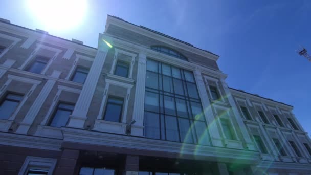 Fachada de edifício histórico com janelas e colunas brancas — Vídeo de Stock