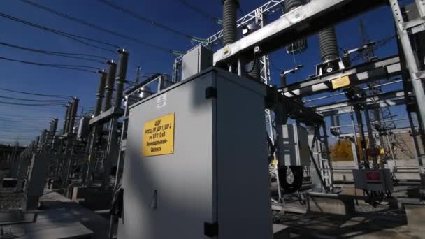 Stroomonderbreker met geel bord bij het elektriciteitsleidingsstation — Stockvideo