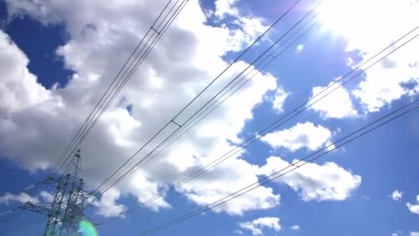 Torre di supporto con linee di trasmissione di potenza vicino alla sottostazione — Video Stock