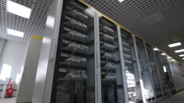 Cam kapılı dolaplar ve ışık odasında birbirine bağlı kablolar.