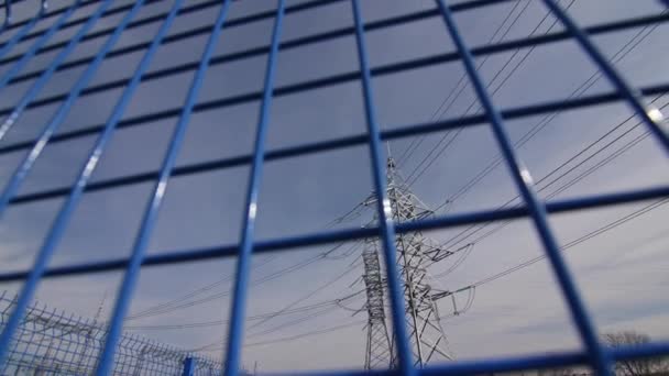 Знак высокого напряжения на заборе на электростанции — стоковое видео
