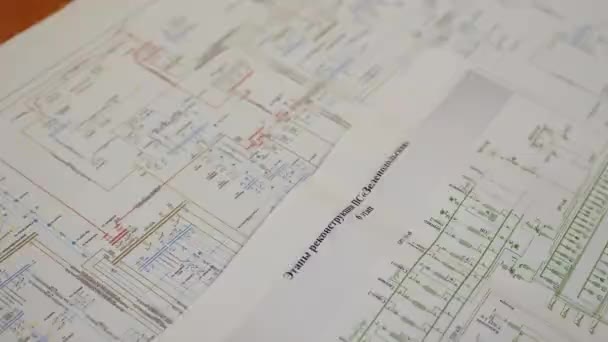 Ingenieurs werken met tekeningen van substationreconstructie — Stockvideo