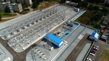 Şehir ve ahşap elektrik üretim ekipmanlarıyla alt istasyon