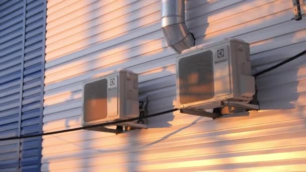 Klimaanlagen und Metallrohr an Hauswand bei Sonnenuntergang — Stockvideo