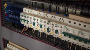 Elektrik santralindeki devre kesiciler. Işık odasındaki dolapta.