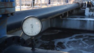 Atık su arıtma tesisinde boruya basınç ölçer