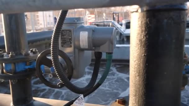 Alavancas e filtros em tubos na estação de tratamento de águas residuais — Vídeo de Stock
