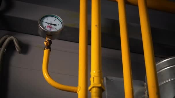 Tubos com medidor de pressão na estação de tratamento de águas residuais — Vídeo de Stock