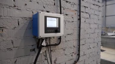 Ekranda tuğla duvara yüklenmiş verilerle santral