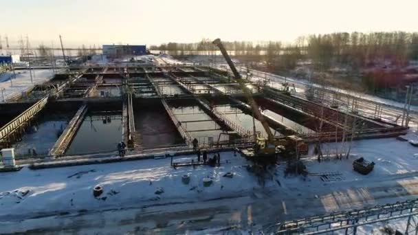 Camion grue à l'usine de traitement des eaux usées le jour d'hiver — Video